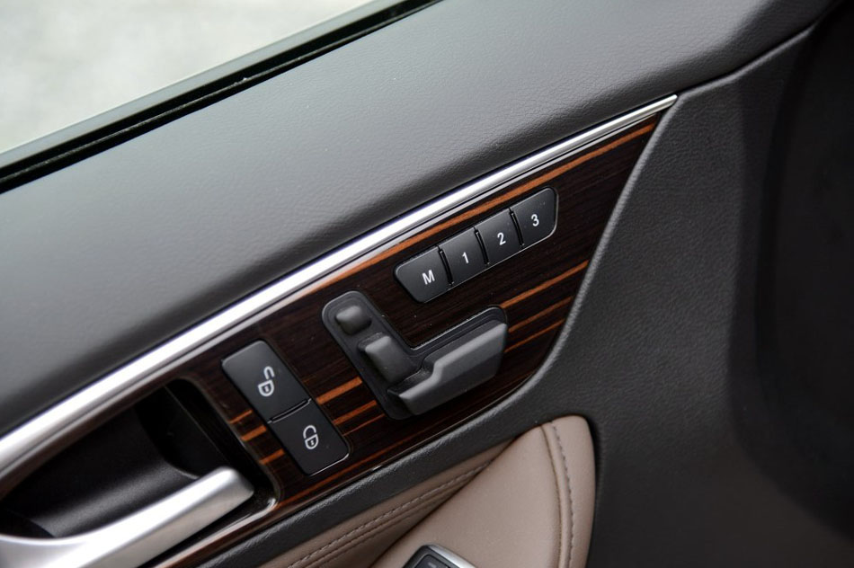 2017款 2.0T 四驱极限版 座椅空间