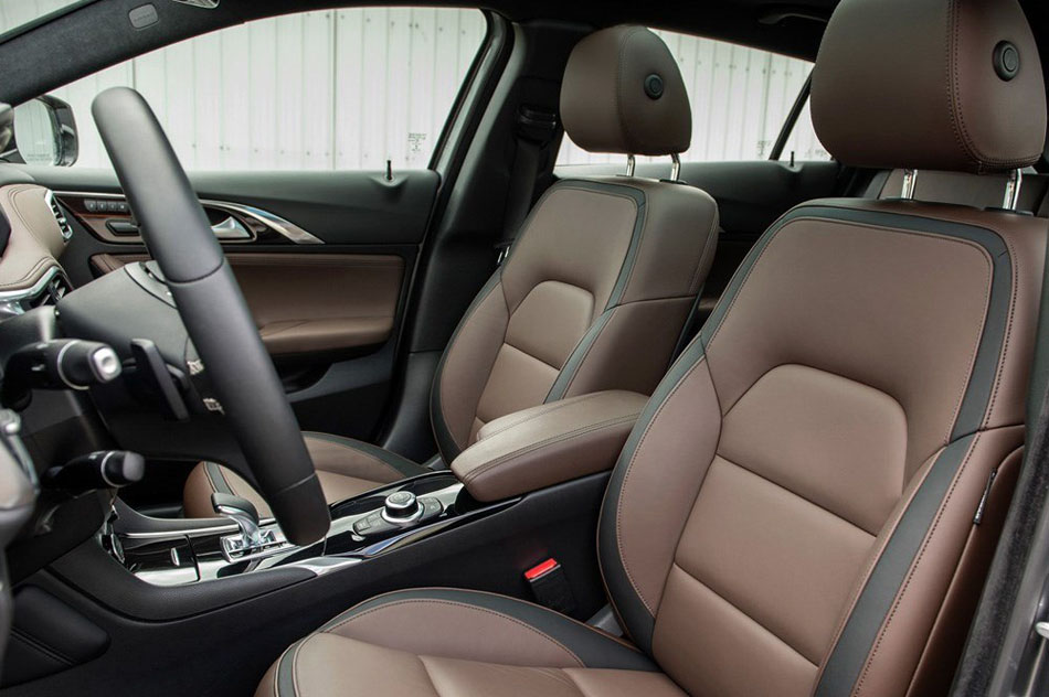 2017款 2.0T 四驱极限版 座椅空间