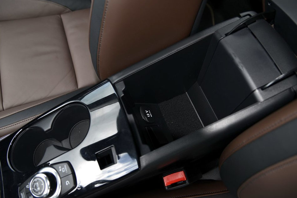 2017款 2.0T 四驱极限版 座椅空间