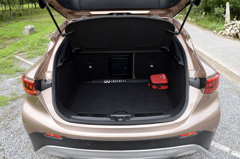 2017款 2.0T 四驱极限版 座椅空间