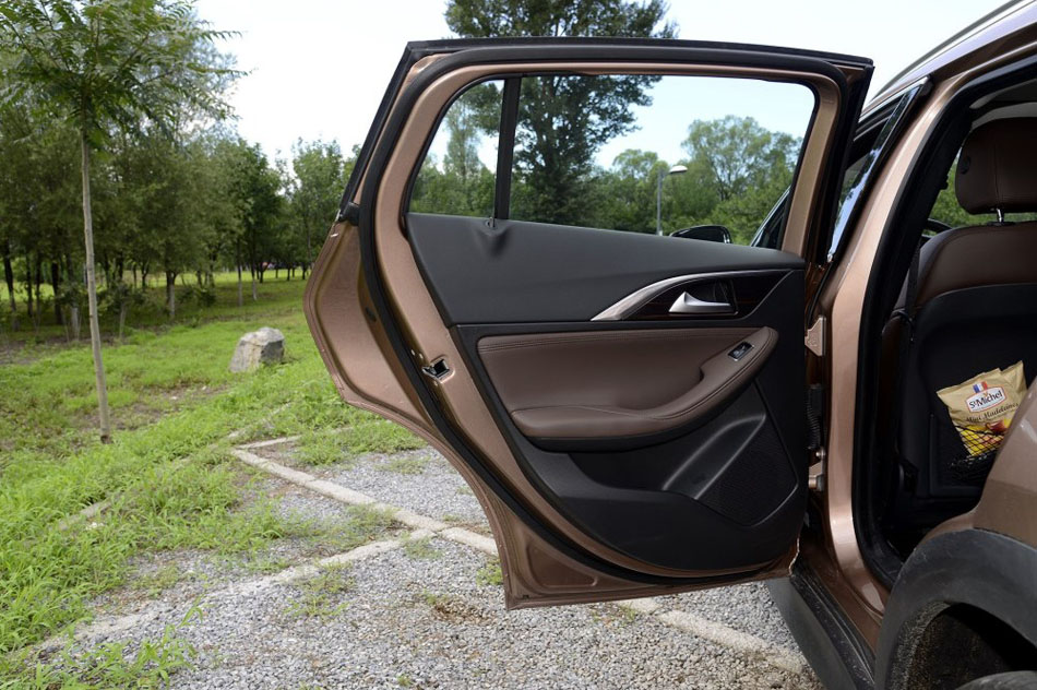 2017款 2.0T 四驱极限版 座椅空间