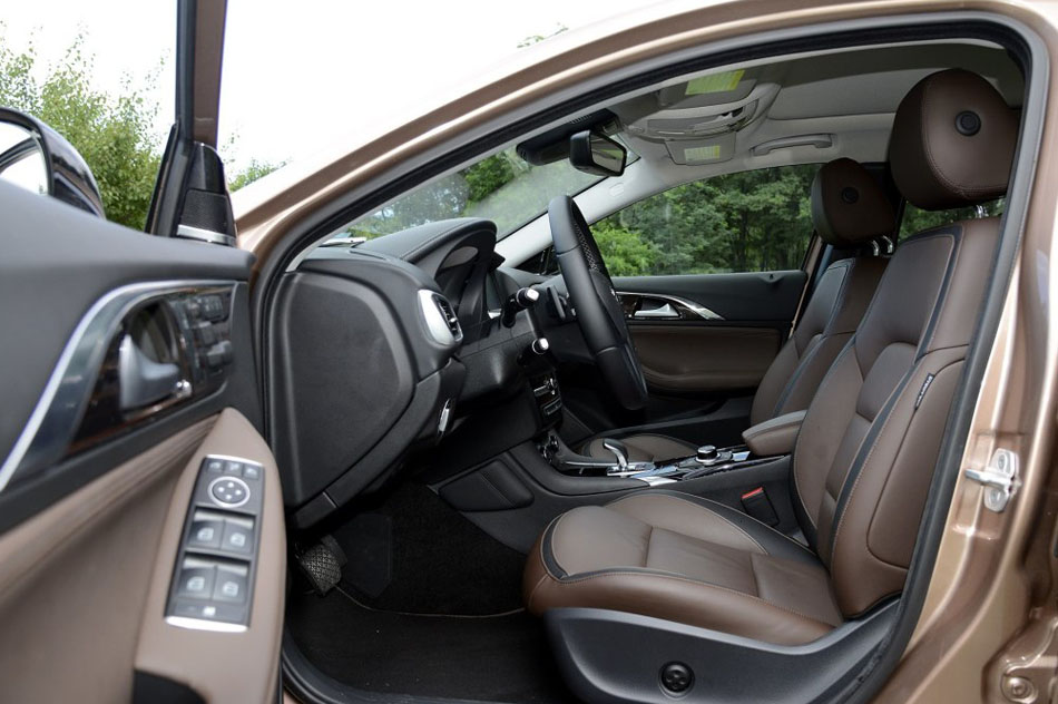 2017款 2.0T 四驱极限版 座椅空间