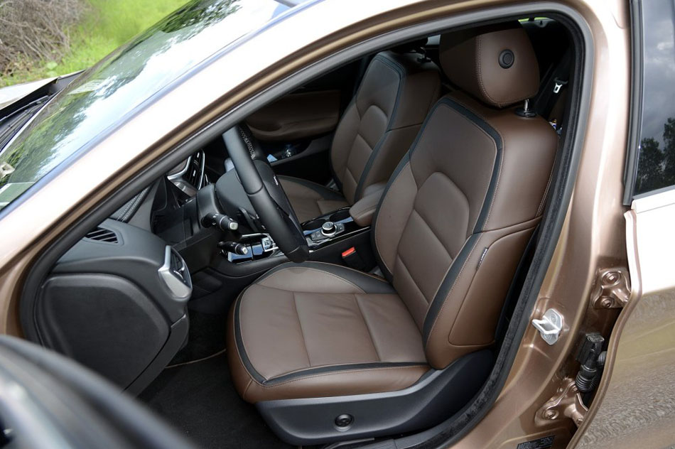 2017款 2.0T 四驱极限版 座椅空间