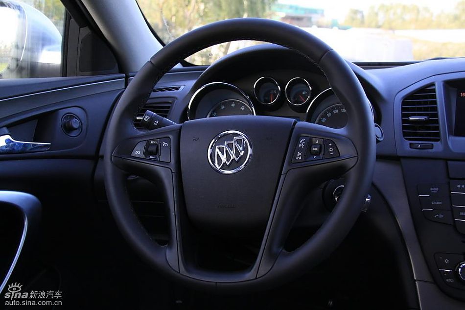 别克新君威2.0T内饰实拍图