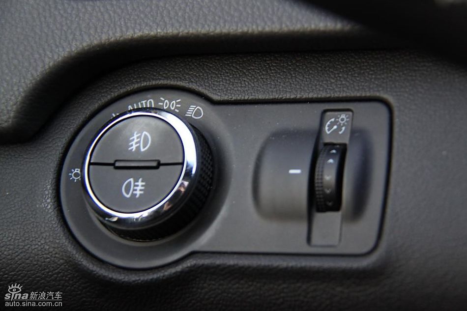 别克新君威2.0T内饰实拍图