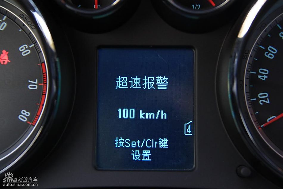 别克新君威2.0T内饰实拍图