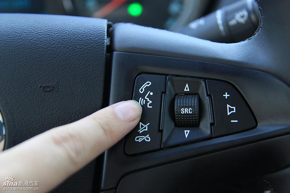 别克新君威2.0T内饰实拍图
