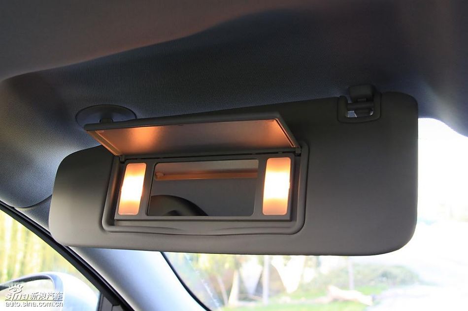 别克新君威2.0T内饰实拍图