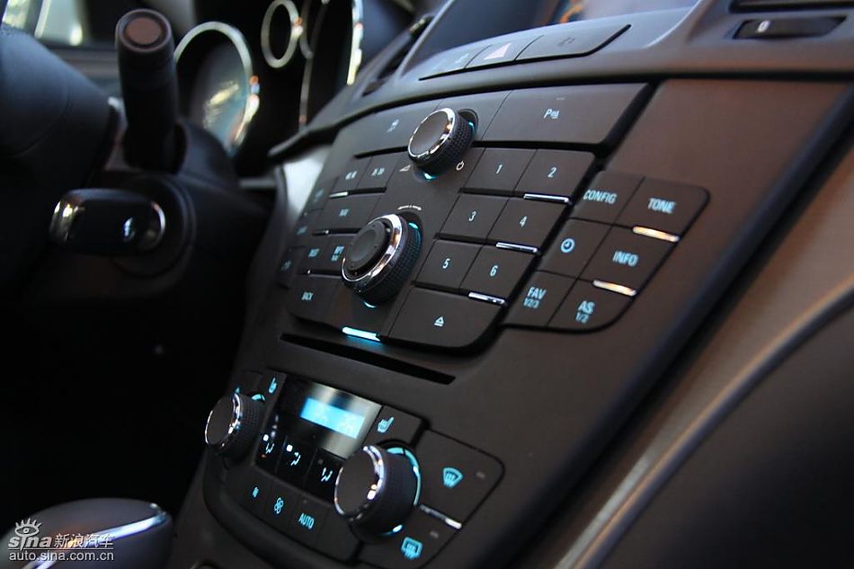 别克新君威2.0T内饰实拍图