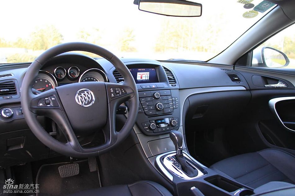 别克新君威2.0T内饰实拍图