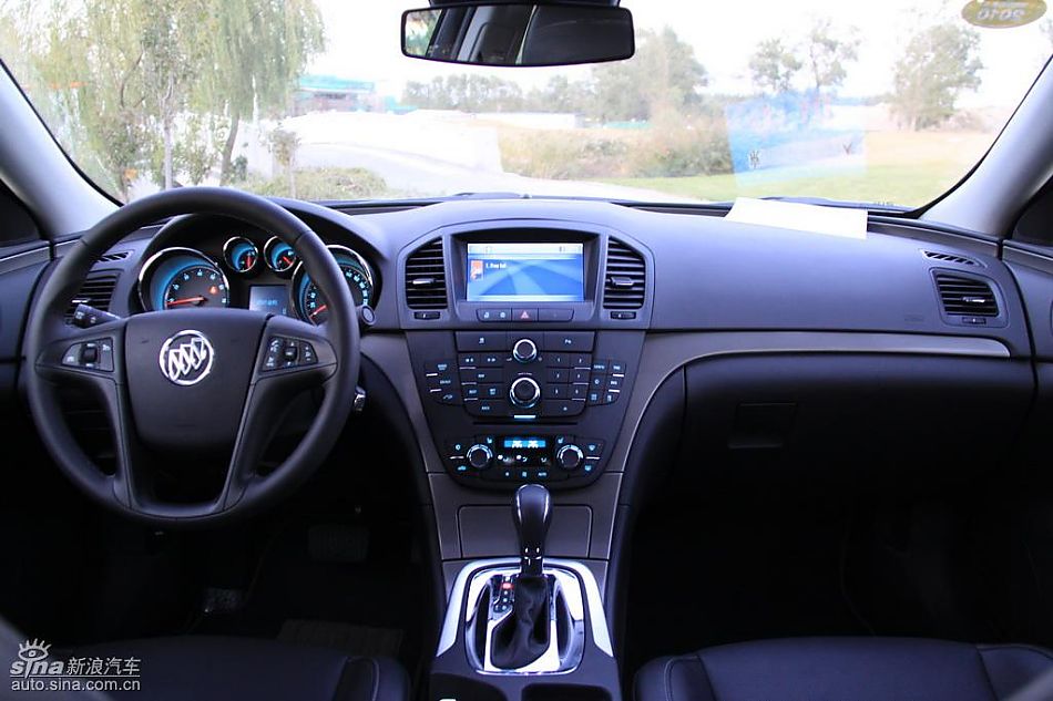 别克新君威2.0T内饰实拍图