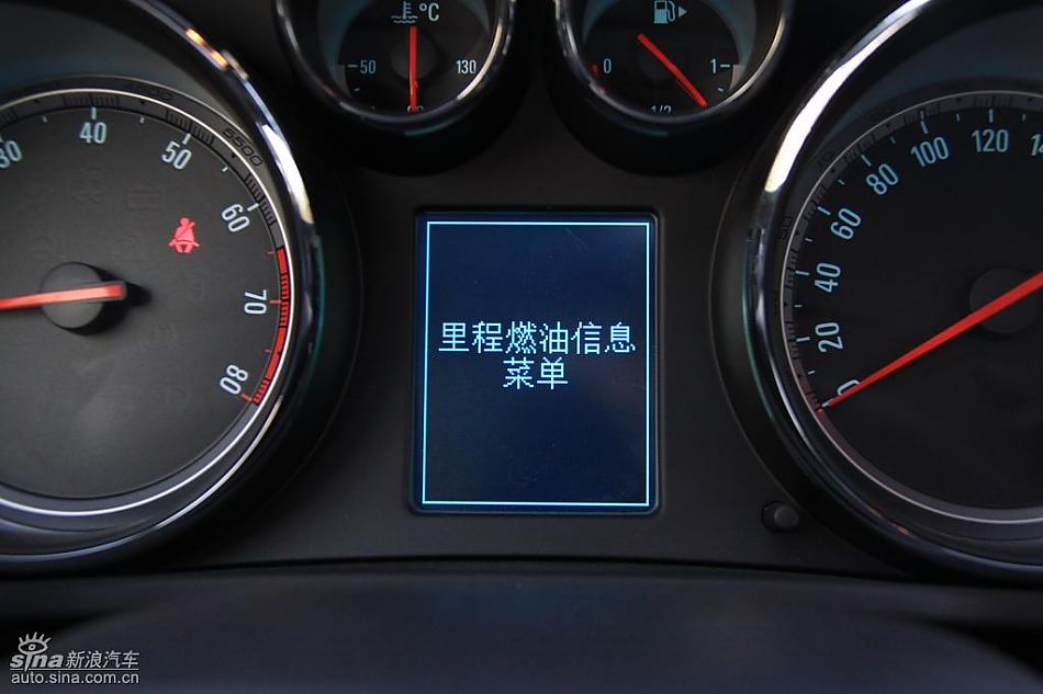 别克新君威2.0T内饰实拍图