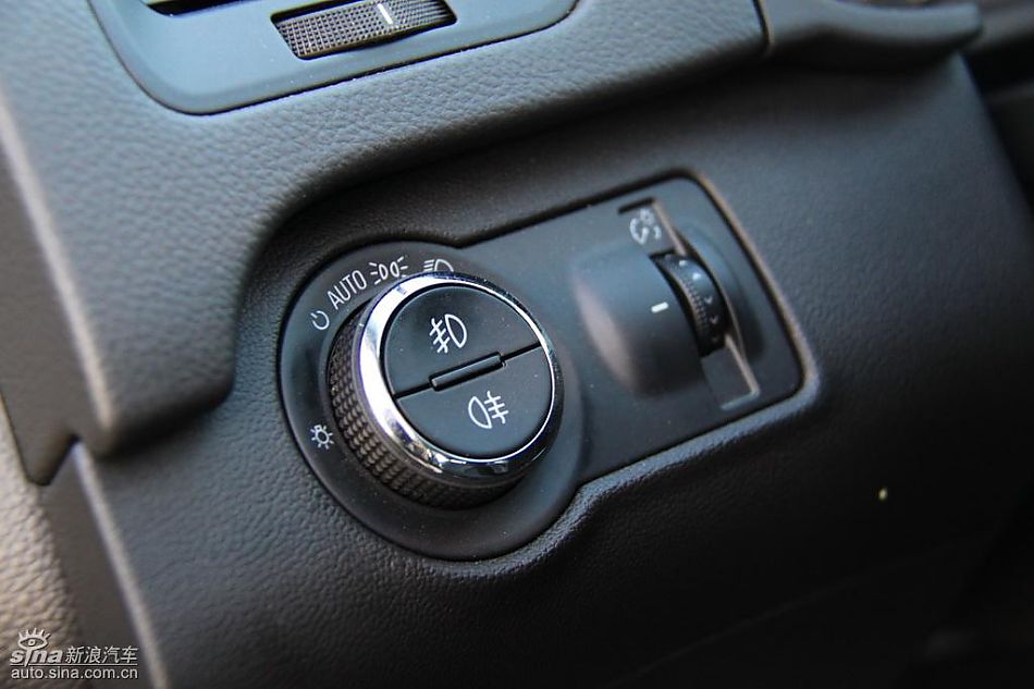 别克新君威2.0T内饰实拍图