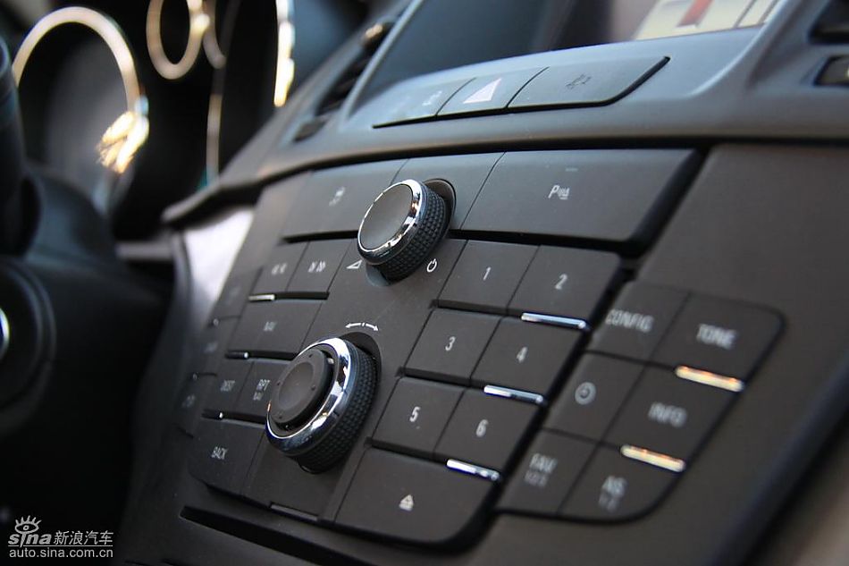 别克新君威2.0T内饰实拍图