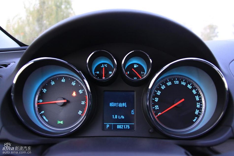别克新君威2.0T内饰实拍图