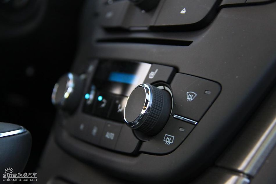 别克新君威2.0T内饰实拍图