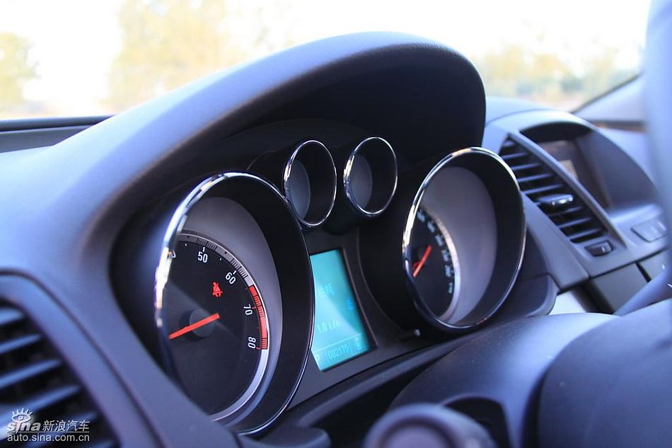 别克新君威2.0T内饰实拍图