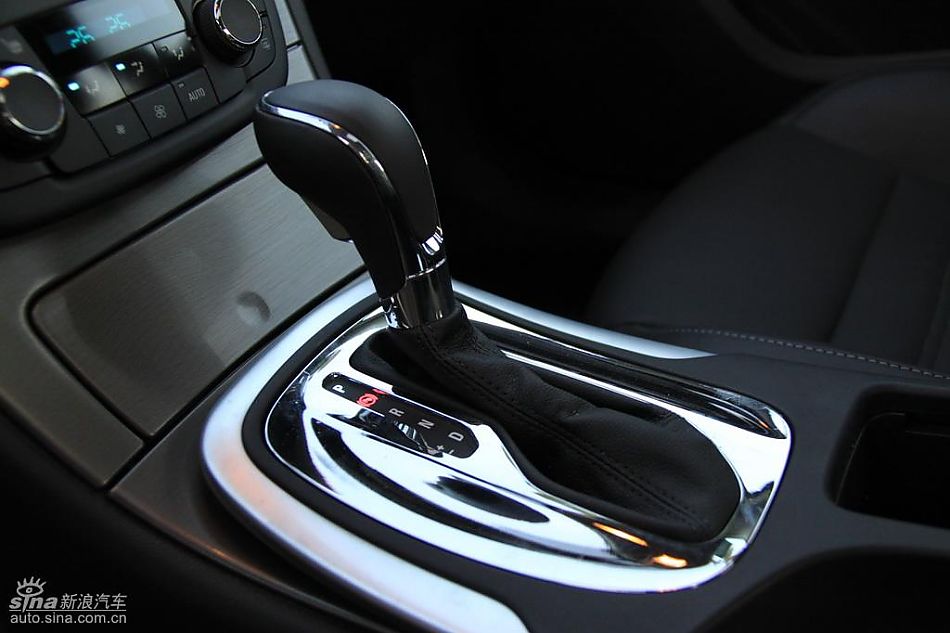 别克新君威2.0T内饰实拍图