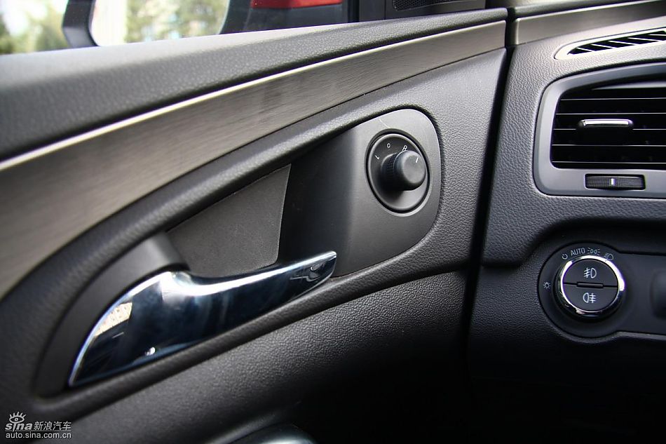 新君威1.6T实拍图内饰