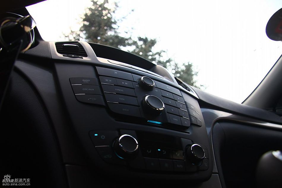 新君威1.6T实拍图内饰