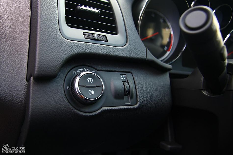 新君威1.6T实拍图内饰