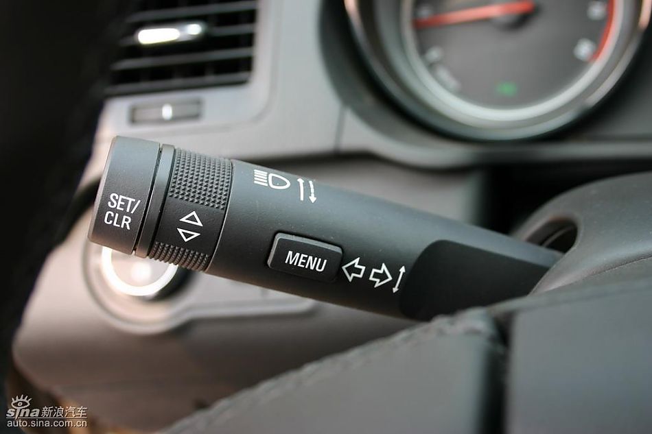 上海通用新君威1.6T到店实拍-内饰