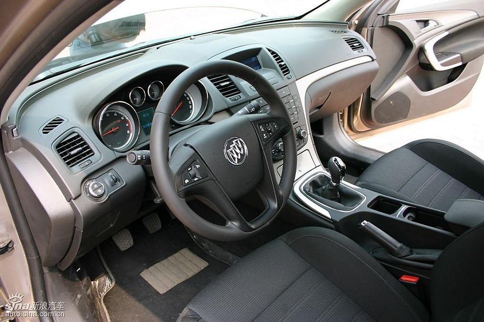 上海通用新君威1.6T到店实拍-内饰