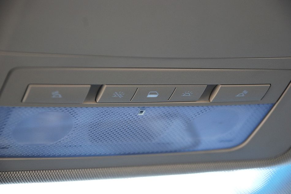 全新君威2.0内饰图片