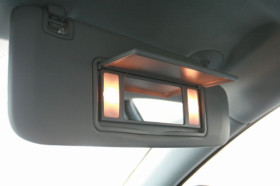 全新君威2.4内饰图片