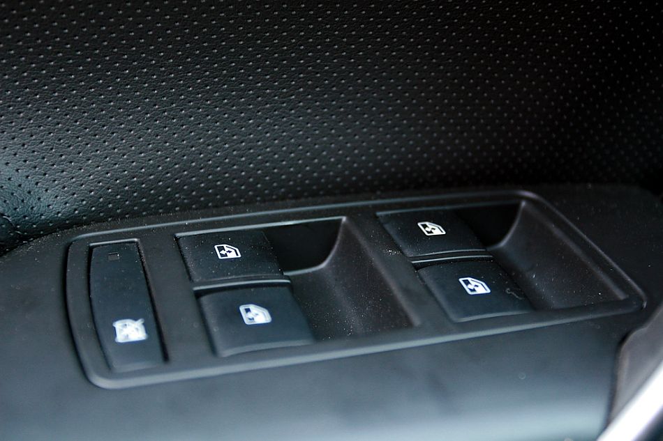 全新君威2.4内饰图片