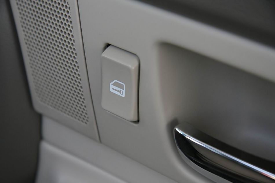 上海通用君威电动车门细节