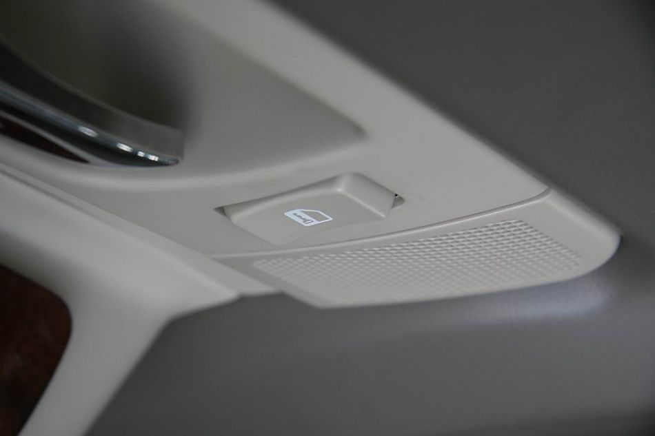 上海通用君威电动车门细节