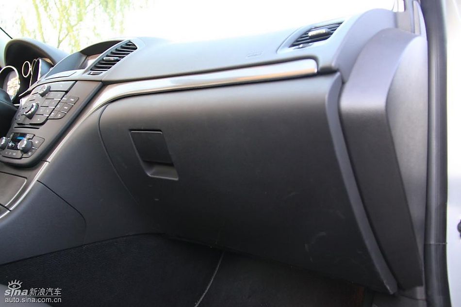 别克新君威2.0T内饰实拍图