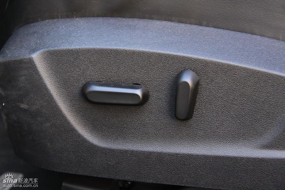 别克新君威2.0T内饰实拍图