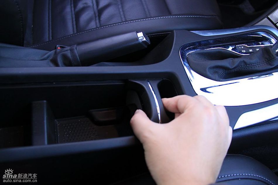 别克新君威2.0T内饰实拍图