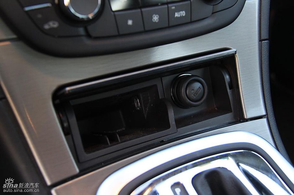 别克新君威2.0T内饰实拍图