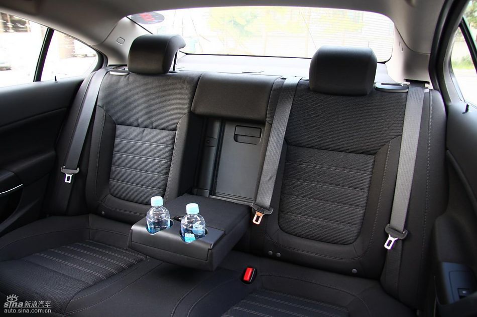 新君威1.6T实拍图内饰