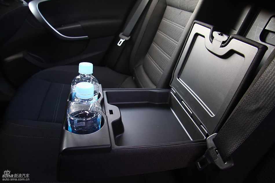 新君威1.6T实拍图内饰