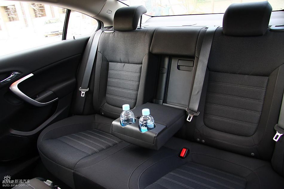 新君威1.6T实拍图内饰