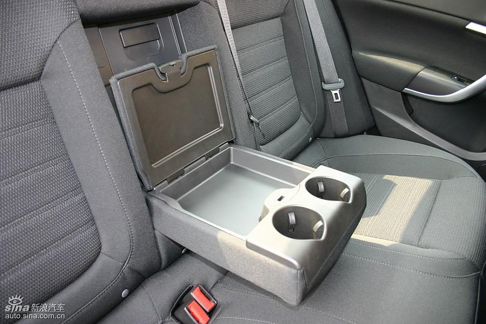 上海通用新君威1.6T到店实拍-内饰