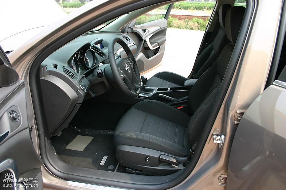 上海通用新君威1.6T到店实拍-内饰