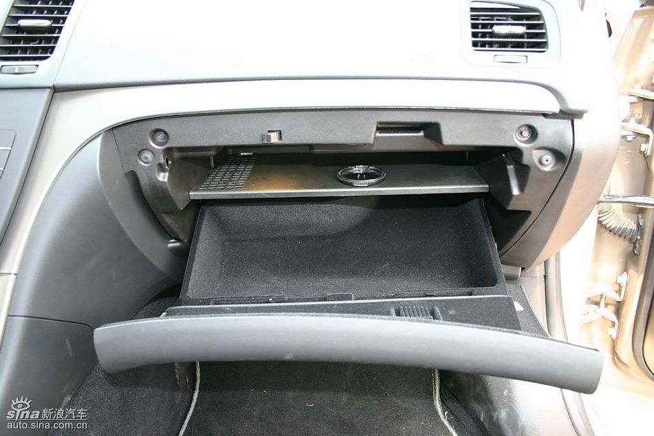 上海通用新君威1.6T到店实拍-内饰