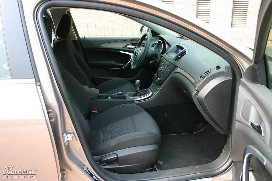 上海通用新君威1.6T到店实拍-内饰