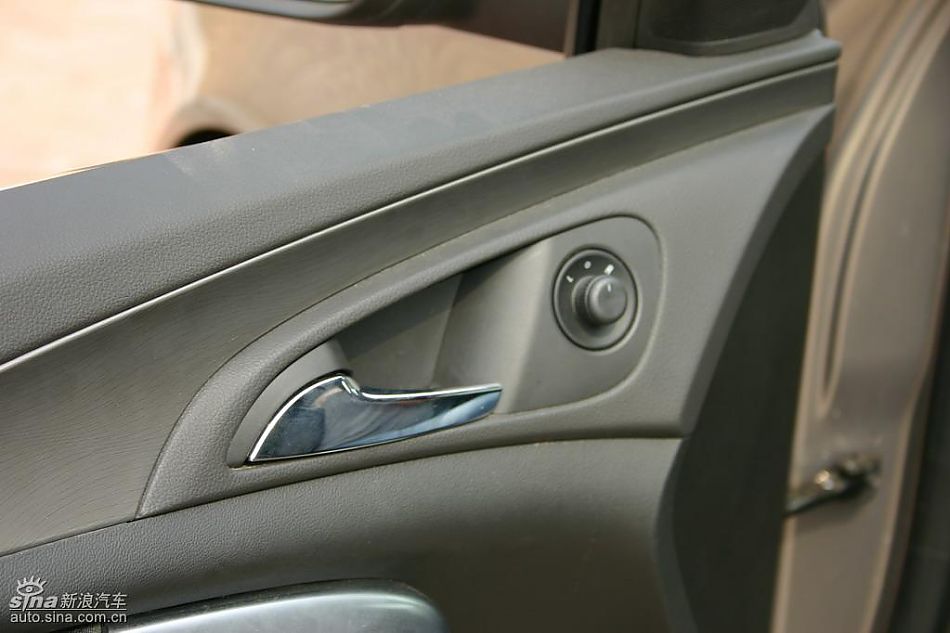 上海通用新君威1.6T到店实拍-内饰