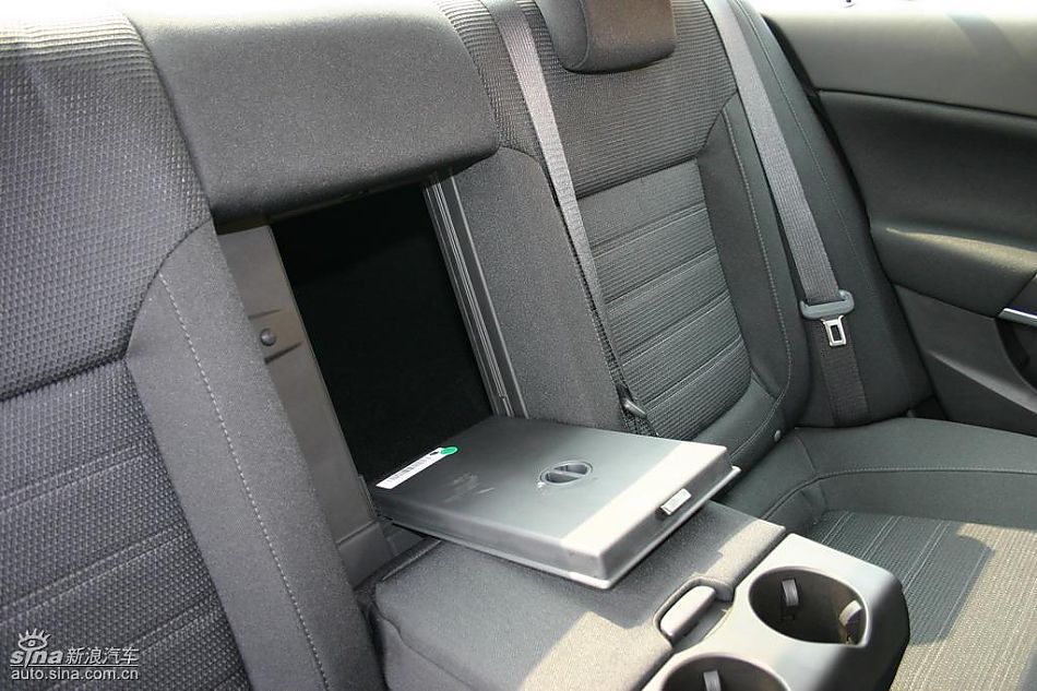 上海通用新君威1.6T到店实拍-内饰