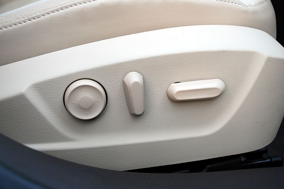 全新君威2.0内饰图片