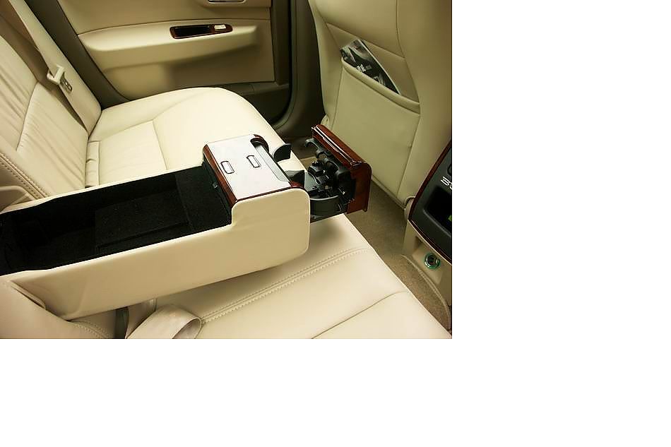 内部：后座中央扶手