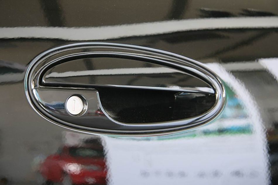 上海通用君威车门拉手