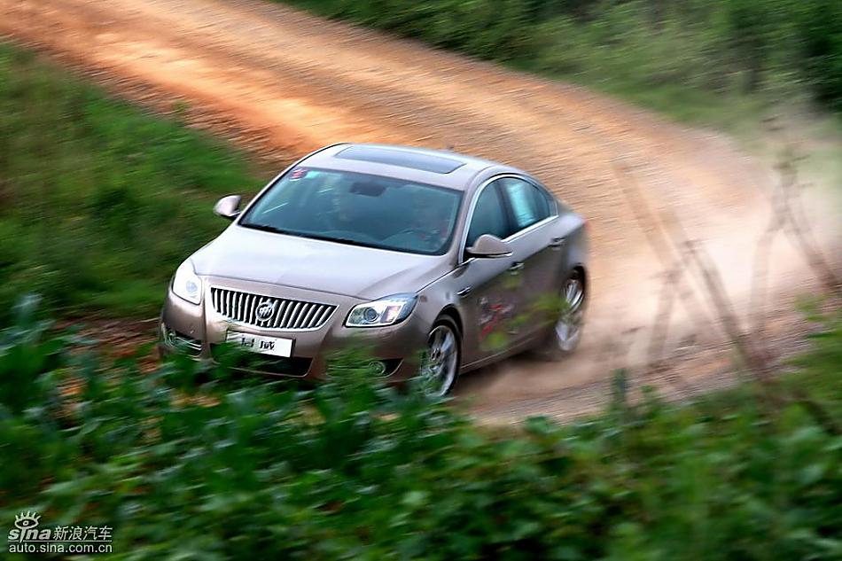 别克新君威2.0T挑战S弯云南站