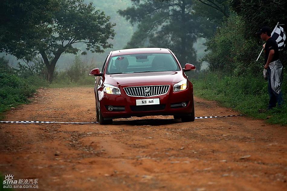 别克新君威2.0T挑战S弯云南站